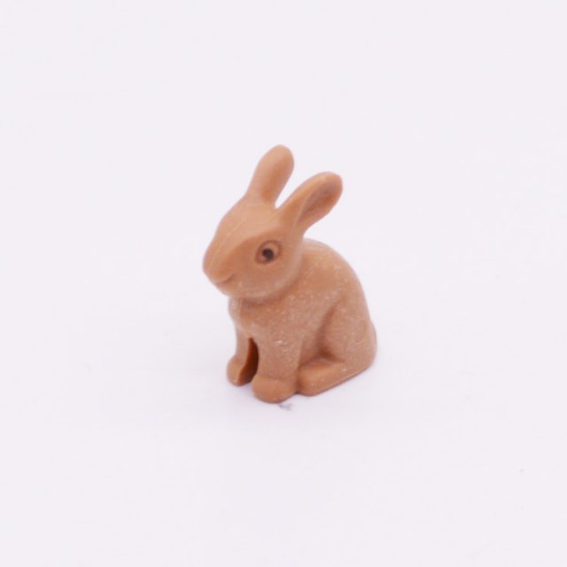 Playmobil 30639794 Jong Konijn Haas Zittend - Young Rabbit Hare Sitting ,  groot uit kunststof in de kleur l.bruin. Geschikt vanaf 3+.