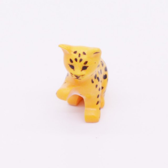 Playmobil 30646262 Jachtluipaard Baby Zittend - Leopard Cub Sitting ,  groot uit kunststof in de kleur geel. Geschikt vanaf 3+.