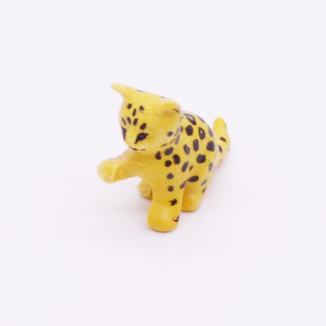 Playmobil 30649244 Luipaard Baby Zittend - Leopard Cub Sitting ,  groot uit kunststof in de kleur geel. Geschikt vanaf 3+.