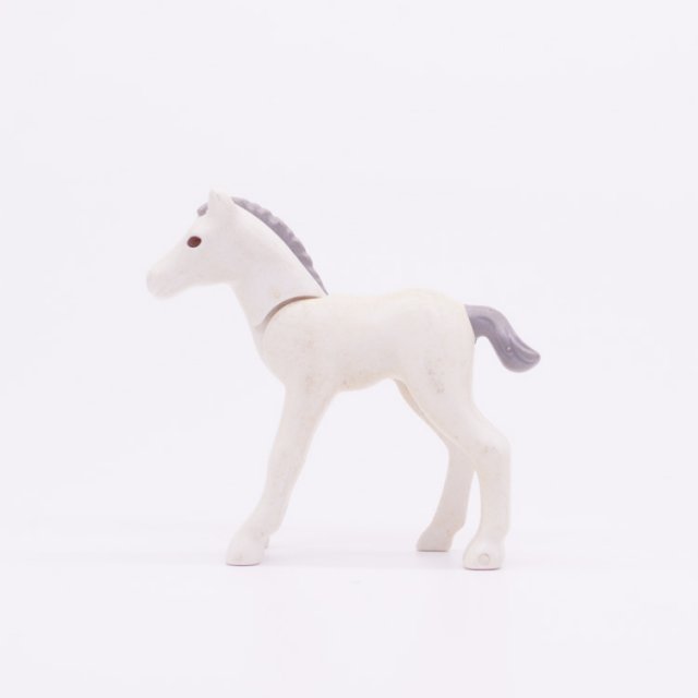 Playmobil 30656172 Veulen Wit - 1999 - Foal White ,  groot uit kunststof in de kleur wit. Geschikt vanaf 3+.