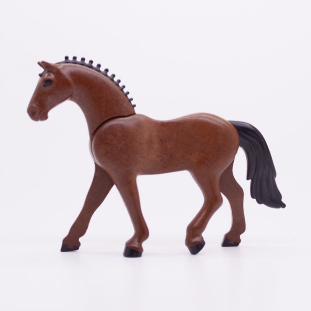 Playmobil 30667862 Sportpaard Renpaard - Sporthorse Racehorse ,  groot uit kunststof in de kleur bruin. Geschikt vanaf 3+.